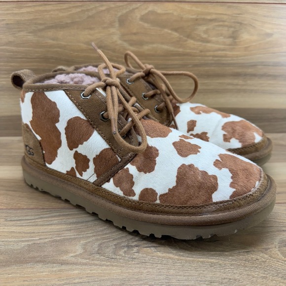 UGG Chukka Neumel Womens Boots 9 Cow Print Hair Shearling Fur Lined - Picture 1 of 11